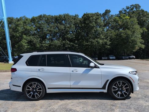 Used 2022 BMW X7 xDrive40i w/ M Sport Package AWD/4WD image 2