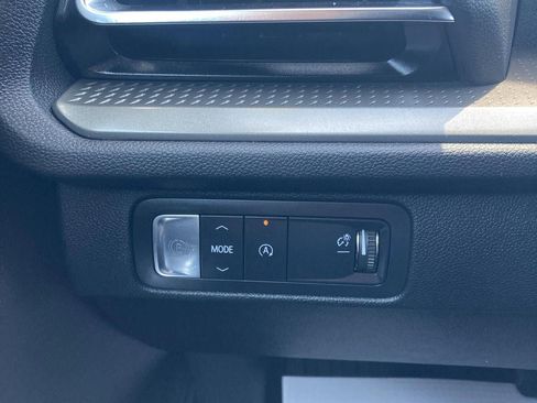 Used 2025 Chevrolet Traverse LT FWD image 17