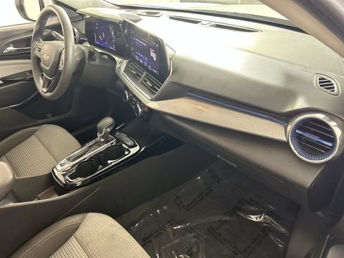 Used 2025 Chevrolet Trax LT FWD image 27