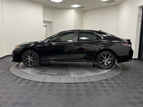 Used 2021 Toyota Camry SE FWD image 4