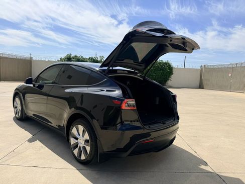 Used 2021 Tesla Model Y Long Range image 12