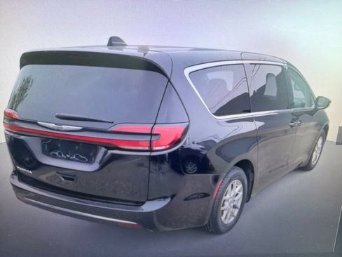 Used 2024 Chrysler Pacifica Touring-L FWD image 3