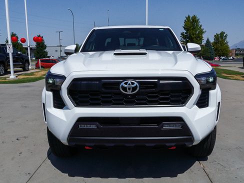 Certified 2025 Toyota Tacoma TRD Sport w/ TRD Sport Premium Package AWD/4WD image 3