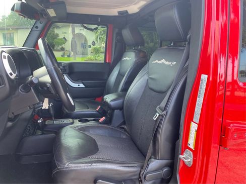 Used 2015 Jeep Wrangler Unlimited Sahara AWD/4WD image 9