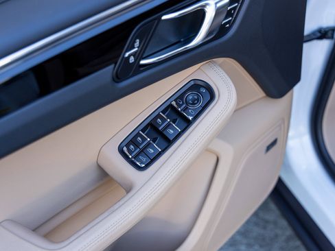 Certified 2025 Porsche Macan image 25