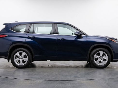Used 2025 Toyota Highlander LE FWD image 11