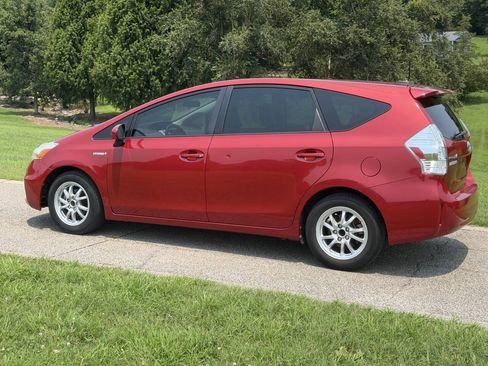 Used 2014 Toyota Prius V Three FWD image 2