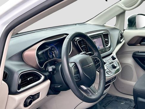 Used 2022 Chrysler Voyager LX FWD image 9