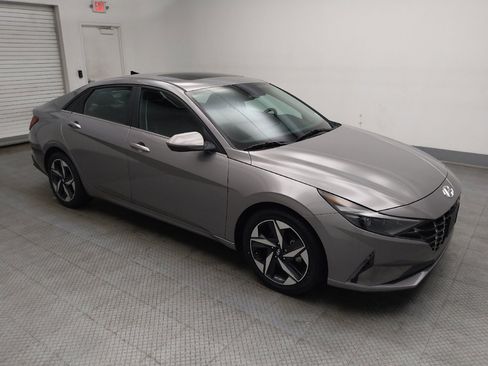 Used 2022 Hyundai Elantra Limited w/ Preferred Accessory Package FWD image 11