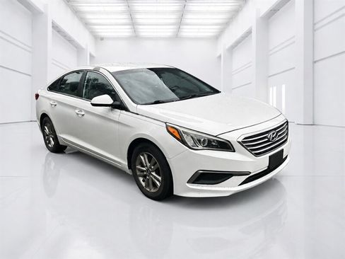 Used 2017 Hyundai Sonata SE FWD image 2