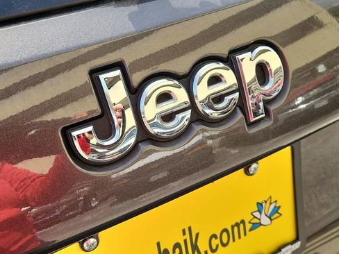 Used 2018 Jeep Grand Cherokee Laredo image 29