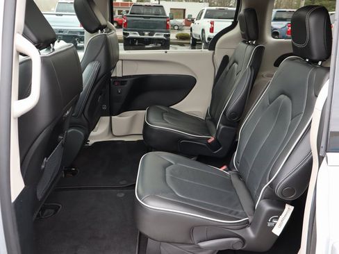 Used 2022 Chrysler Pacifica Limited image 30