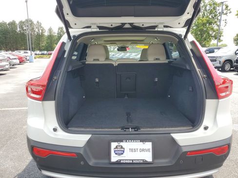 Used 2023 Volvo XC40 B5 Plus AWD/4WD image 9