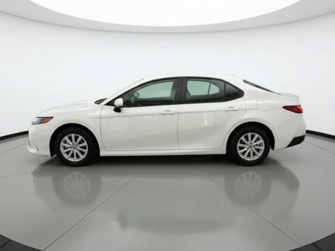 Used 2025 Toyota Camry LE image 5