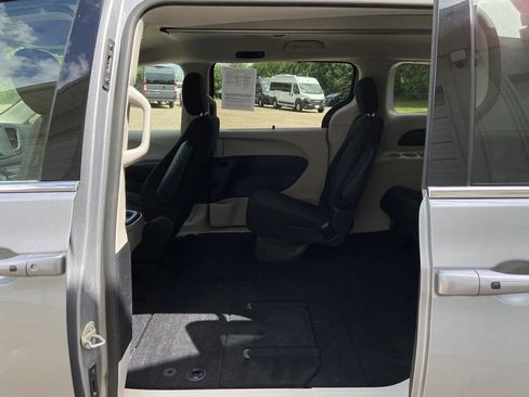 Used 2021 Chrysler Pacifica Touring image 23