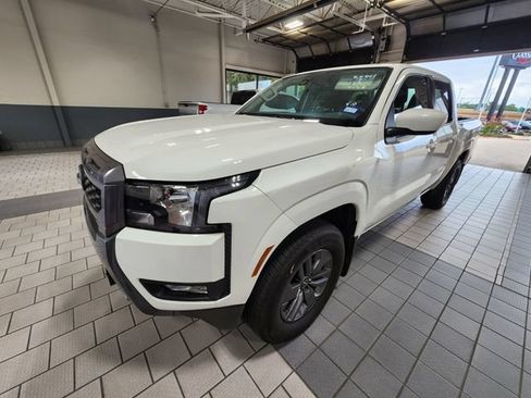 Used 2025 Nissan Frontier SV w/ SV Convenience Package RWD image 3