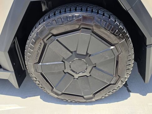 Used 2024 Tesla Cybertruck Cyberbeast AWD/4WD image 29