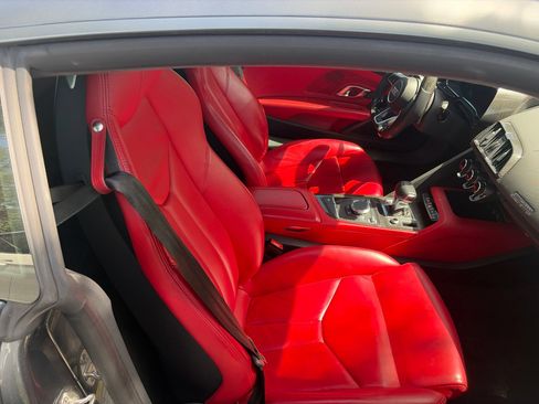 Used 2018 Audi R8 V10 w/ Premium Package RWD image 9