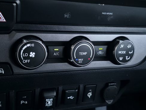 Used 2020 Toyota Tacoma TRD Sport image 21