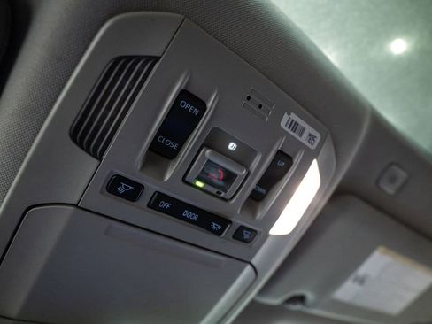 Used 2023 Toyota Highlander XLE AWD/4WD image 32