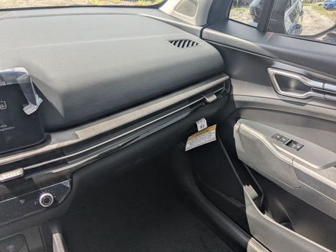 New 2026 Kia Sportage LX w/ LX Convenience Package FWD image 17