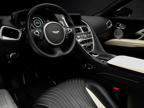 Used 2019 Aston Martin DB11 Volante RWD image 2