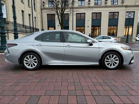 Used 2024 Toyota Camry SE image 9