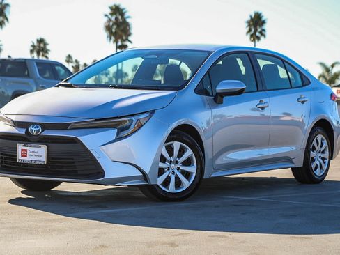 Certified 2025 Toyota Corolla LE image 1