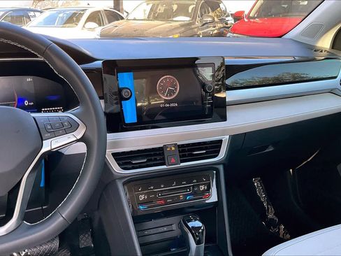 New 2026 Volkswagen Taos SE image 6