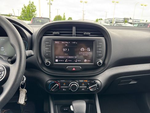 Used 2025 Kia Soul LX w/ LX Technology Package FWD image 17