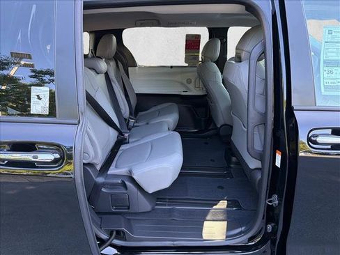 Used 2026 Toyota Sienna XLE FWD image 15