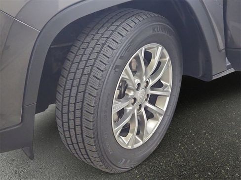 Used 2019 Jeep Cherokee Latitude Plus w/ Cold Weather Group image 34