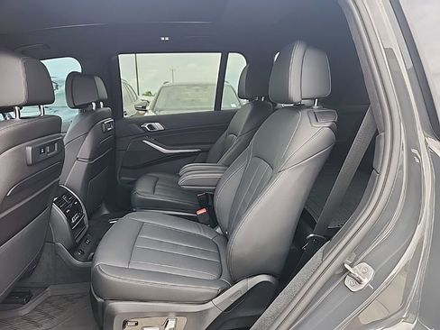 Used 2022 BMW X7 xDrive40i w/ M Sport Package AWD/4WD image 3