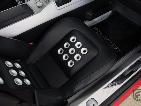 Used 2006 Ford GT RWD image 28