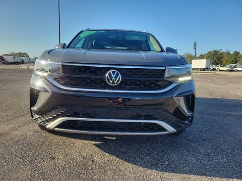 Used 2022 Volkswagen Taos SE image 3