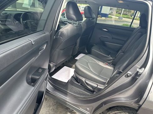Used 2020 Toyota Highlander XLE AWD/4WD image 15