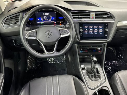 Used 2023 Volkswagen Tiguan SE w/ Panoramic Sunroof Package FWD image 13