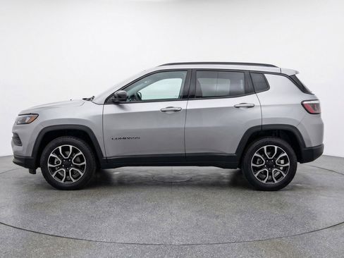 Used 2025 Jeep Compass Trailhawk AWD/4WD image 5