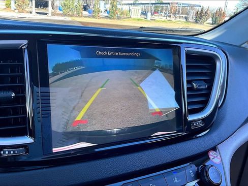 Used 2024 Chrysler Pacifica Touring-L image 14