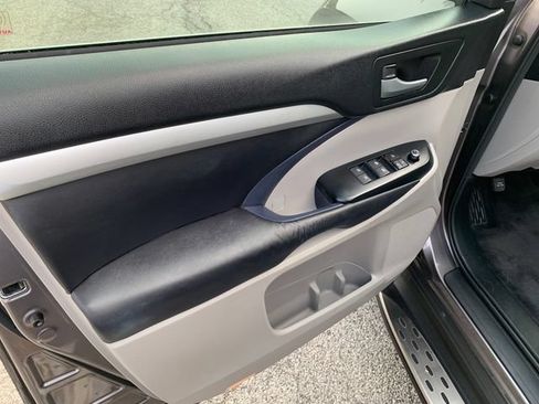 Used 2016 Toyota Highlander XLE FWD image 21