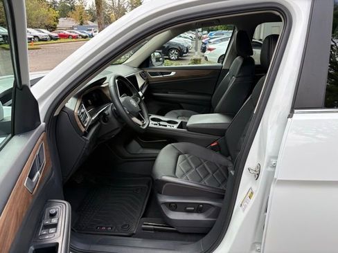 Used 2024 Volkswagen Atlas SE AWD/4WD image 12
