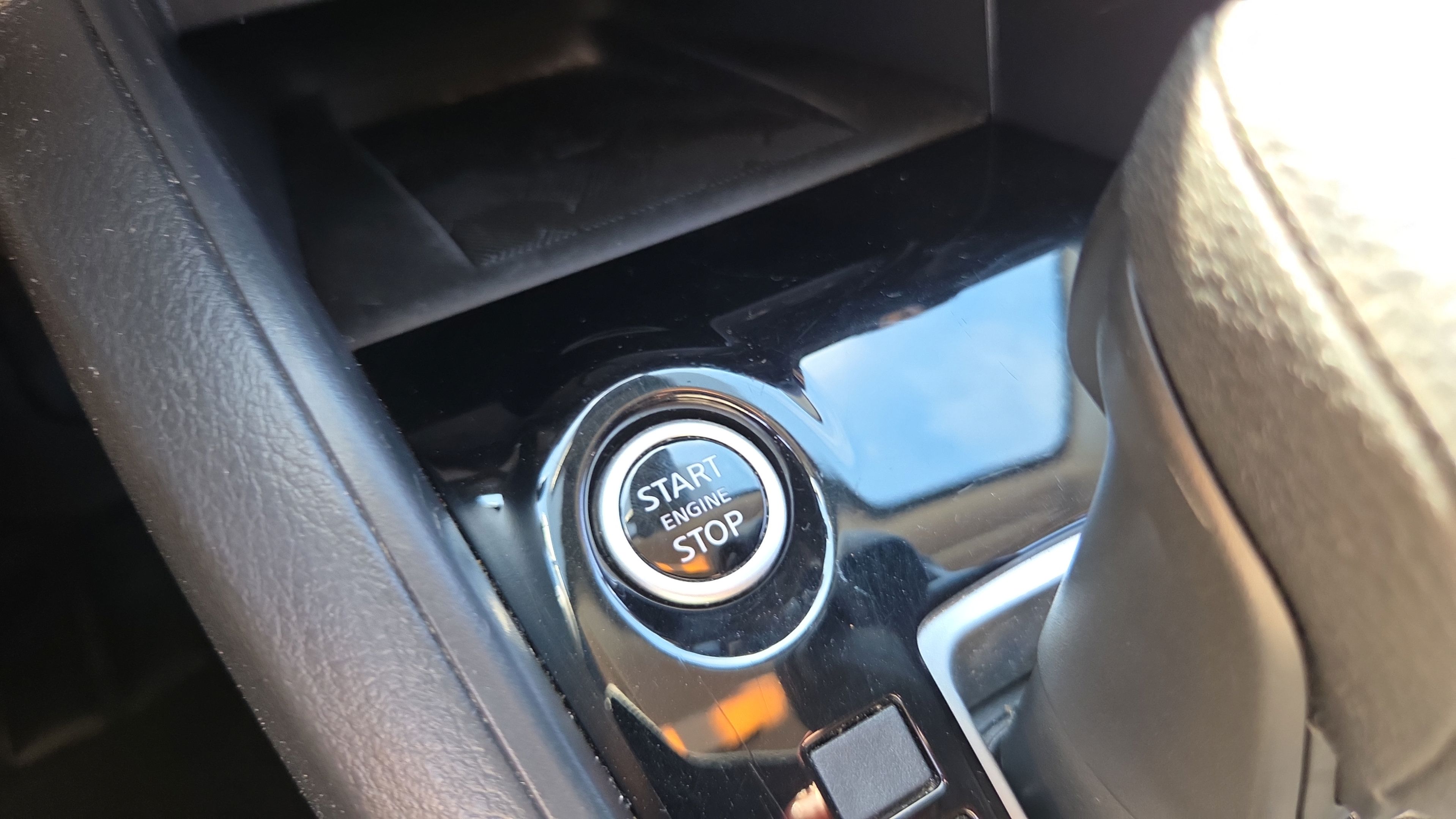 Used 2025 Nissan Versa SV FWD image 31