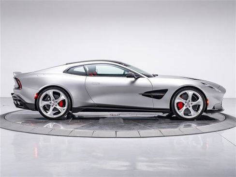 Used 2025 Aston Martin Vanquish RWD image 10