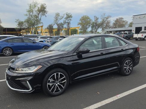 Used 2025 Volkswagen Jetta SE FWD image 5