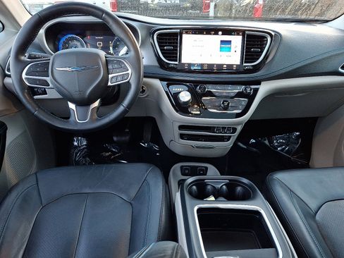 Used 2021 Chrysler Pacifica Touring-L w/ Uconnect Theater Family Group image 15
