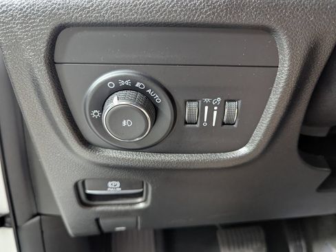 Used 2023 Jeep Grand Cherokee Limited w/ Black Appearance Package AWD/4WD image 15