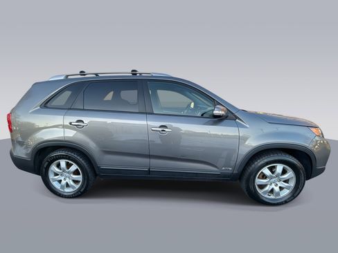 Used 2013 Kia Sorento LX w/ Convenience Pkg image 2