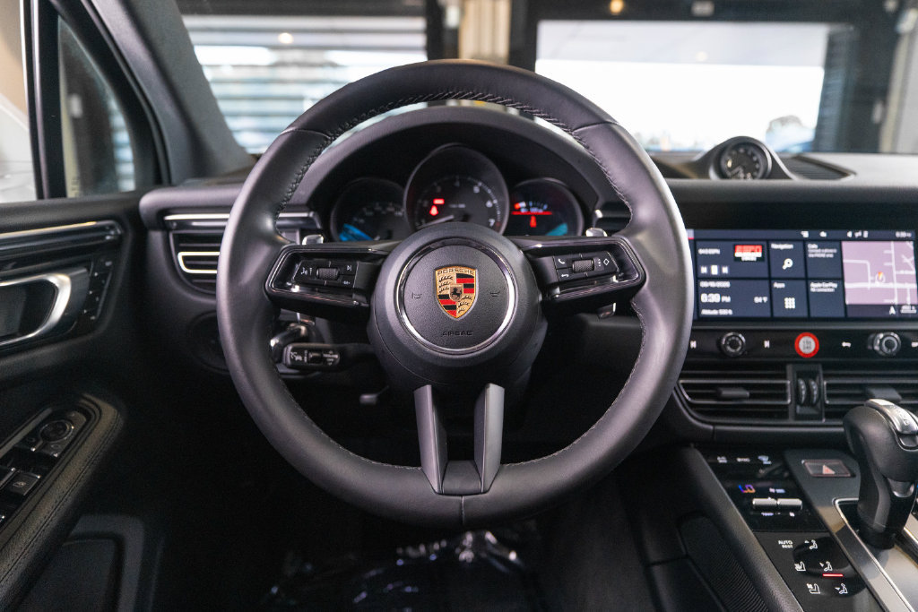 Certified 2023 Porsche Macan AWD/4WD image 32