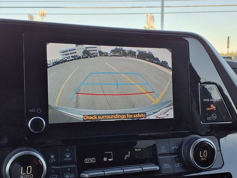 Used 2024 Toyota Highlander LE image 17