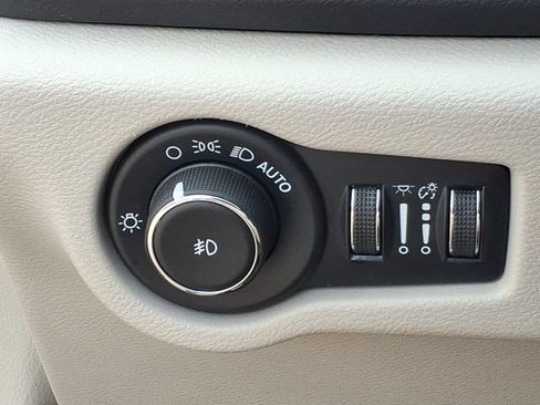 Used 2023 Chrysler Pacifica Touring-L FWD image 22